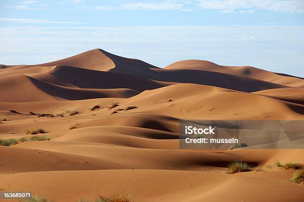 Sanddünen Von Erg Chebbi Stockfoto und mehr Bilder von Afrika - Afrika, Anhöhe, Ausgedörrt