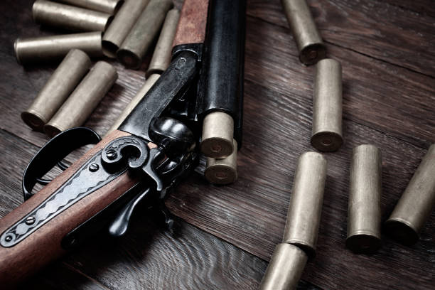 fucile da caccia vintage retrò a doppia canna con cartucce in ottone - rifle gun old wild west foto e immagini stock