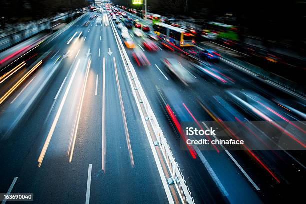 Bewegungsunschärfe Der Verkehr In Der Stadt Bei Nacht Stockfoto und mehr Bilder von Geschwindigkeit