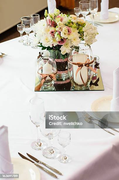 Configuração De Mesa De Jantar De Casamento - Fotografias de stock e mais imagens de Arranjo - Arranjo, Artigo de Decoração, Banquete