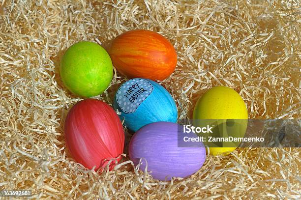 Uova Di Pasqua - Fotografie stock e altre immagini di Arancione - Arancione, Blu, Colore brillante