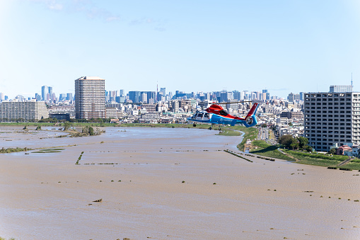 At the Tama River, border of Ota-ku, Tokyo and Kawasaki city, Kanagawa.\nSoyokaze2, helicopter from Kawasaki Fire Department, looking for the person who failed to escape.