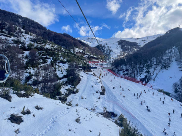 pista da sci a cerro catedral, bariloche, argentina. - cerro catedral foto e immagini stock