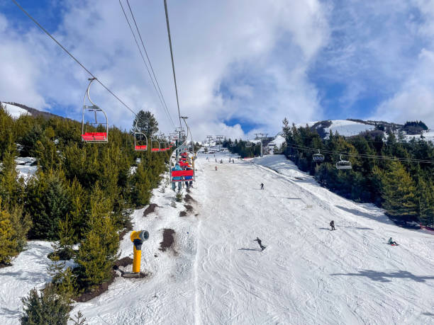 セロカテドラルのスキー場、バリローチェ、アルゼンチン。 - bariloche ストックフォトと画像