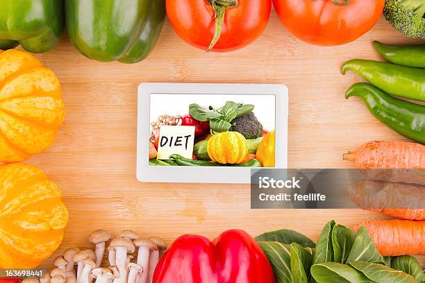 Línea De Salud Verduras Variedad Y Tableta Foto de stock y más banco de imágenes de Fotografía - Imágenes - Fotografía - Imágenes, Horizontal, Ordenador