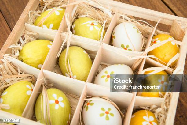 Uova Di Pasqua Dipinta A - Fotografie stock e altre immagini di Bianco - Bianco, Caccia all'uovo di Pasqua, Cestino