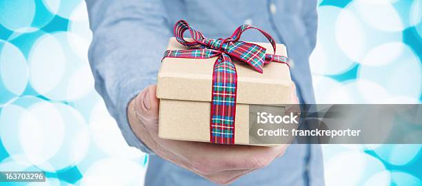 크리스마스 선물을 주고 선물에 대한 스톡 사진 및 기타 이미지 - 선물, 주기, 12월