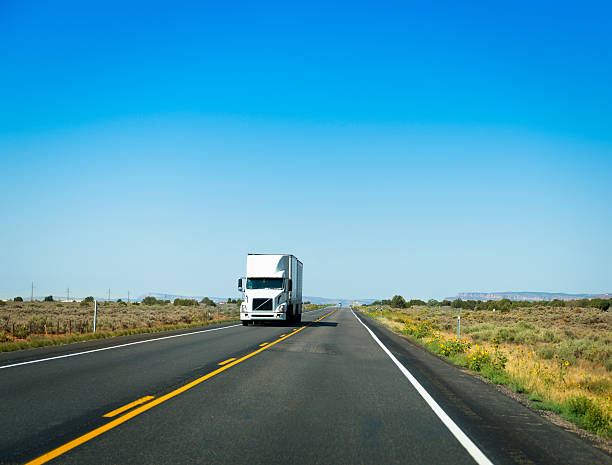 американский грузовик на route 66-сша - truck horizontal shipping road стоковые фото и изображения