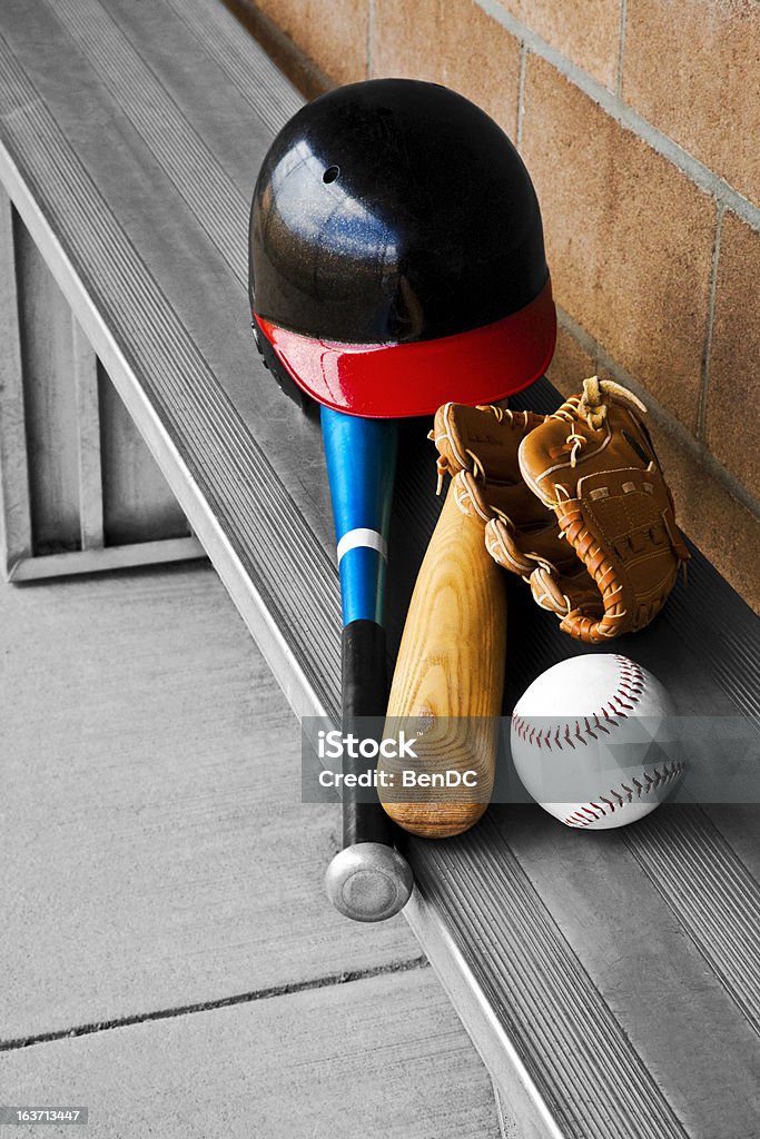 Бейсбольная МЕТАЛЛ скамейке Долблёное экипировку - Стоковые фото Без людей роялти-фри