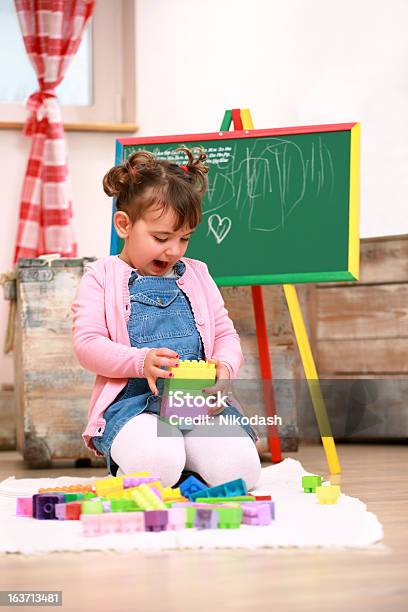 Bambina Giocando Con Cubetti Di Plastica - Fotografie stock e altre immagini di 2-3 anni - 2-3 anni, Ambientazione interna, Bambine femmine