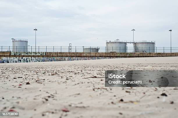 Indústria Pesada Em Uma Praia - Fotografias de stock e mais imagens de Ao Ar Livre - Ao Ar Livre, Areia, Arruinado