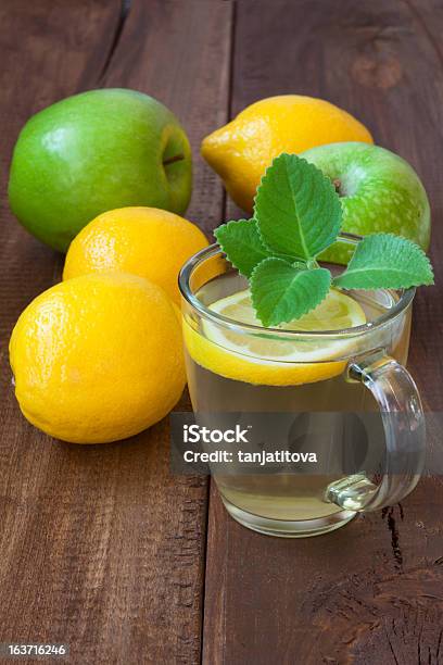 Hortelã Chá Com Limão Em Uma Mesa De Madeira - Fotografias de stock e mais imagens de Almoço - Almoço, Antioxidante, Azul