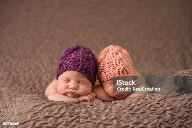 Foto de Solteiro Duplo Recémnascido Dormir Meninas e mais fotos de stock de Gêmeos - Nascimento múltiplo - Gêmeos - Nascimento múltiplo, Bebê, Bebês Meninas