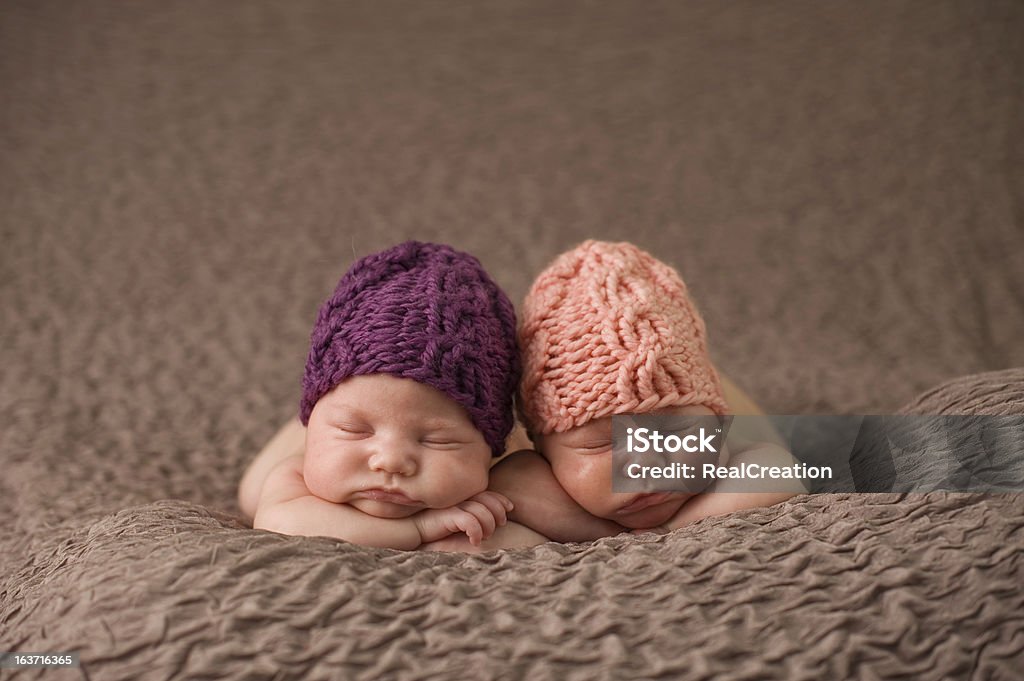 Новорожденных девочек спальня с двумя односпальными кроватями - Стоковые фото Двойня роялти-фри