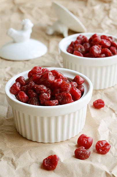 ドライスイートチェリーズホワイトココット皿 - dried cherries ストックフォトと画像