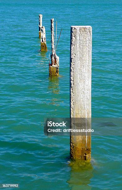 Betão Pilings Águas Na Flórida - Fotografias de stock e mais imagens de Apodrecer - Apodrecer, Azul, Baía