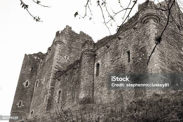 Dramática Vista Do Castelo - Fotografias de stock e mais imagens de Antigo - Antigo, Ao Ar Livre, Arquitetura