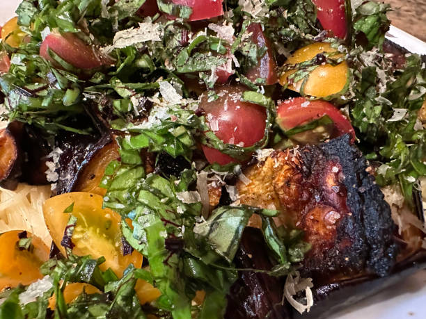 허브와 토마토 샐러드를 곁들인 가지 파스타 - caprese salad heirloom tomato salad food 뉴스 사진 이미지