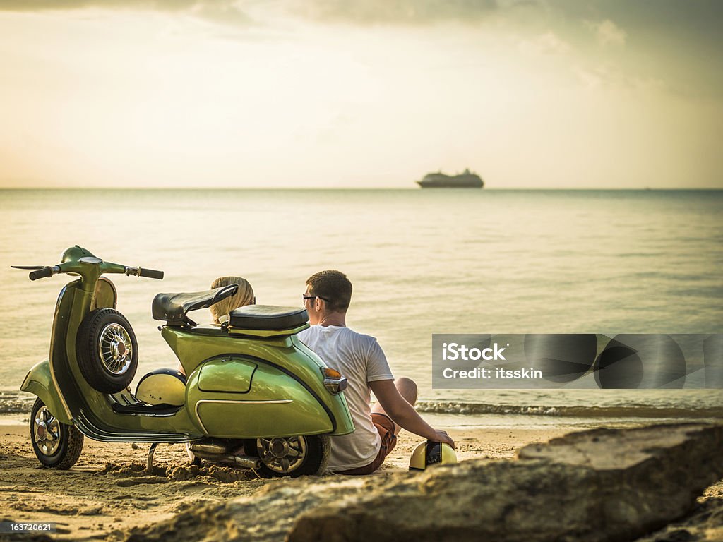 Pareja en la playa con moto retro - Foto de stock de Motocicleta libre de derechos