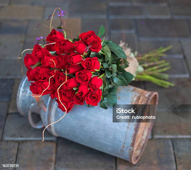 Foto de Rosas Vermelhas Repousando Em Um Antigo Jarro De Leite e mais fotos de stock de Abundância