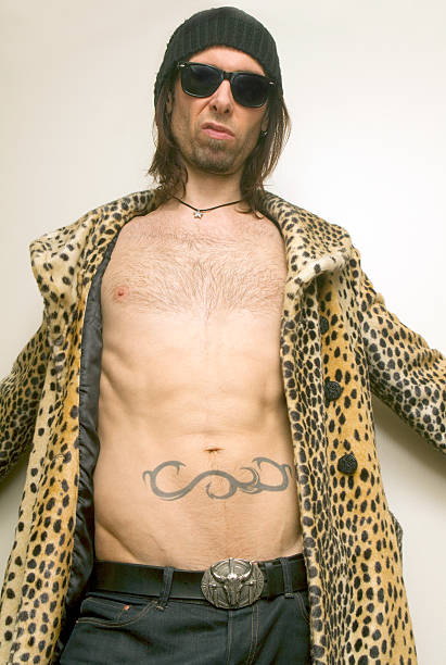 piel de leopardo guy - stubble men tattoo sensuality fotografías e imágenes de stock