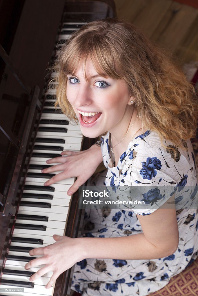 若��い女性のお楽しみは、ピアノ演奏 - 18歳から19歳のロイヤリティフリーストックフォト