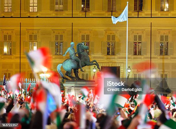 Evento Giochi Olimpici Invernali Di Torino 2006 - Fotografie stock e altre immagini di Bandiera - Bandiera, Bandiera nazionale, Folla