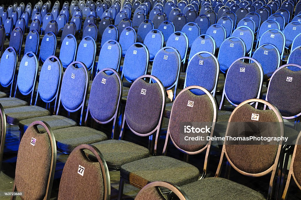 Grau Stühle mit Zahlen in einer Reihe - Lizenzfrei Abgeschiedenheit Stock-Foto