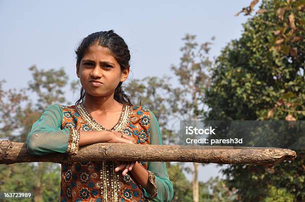 Villaggio Ragazza Smileing Per Telecamera - Fotografie stock e altre immagini di India - India, Ragazze adolescenti, Scena rurale