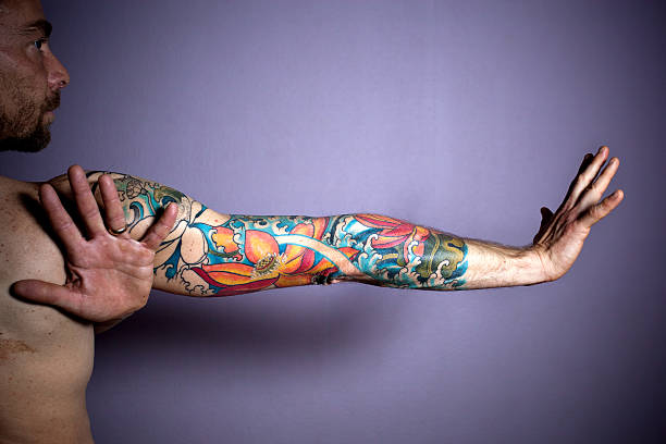 tattoo-porträt - tattoo men human arm shoulder stock-fotos und bilder