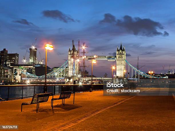 Ponte Da Torre De Londres À Noite - Fotografias de stock e mais imagens de Anoitecer - Anoitecer, Ao Ar Livre, Arquitetura