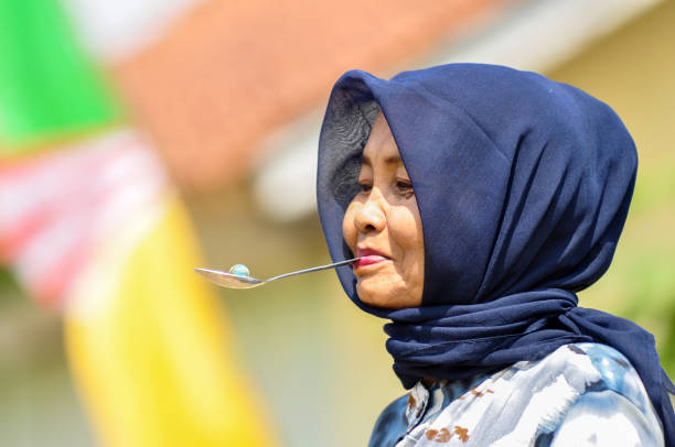 concurso de canicas durante las celebraciones de la independencia de indonesia en java occidental, indonesia - eating child cracker asia fotografías e imágenes de stock