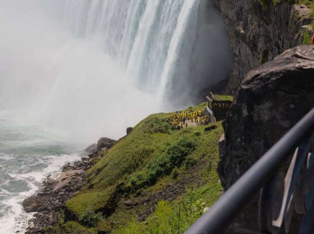 туристический корабль в ниагарском водопаде в летний день, канада - bridal veil falls niagara стоковые фото и изображения