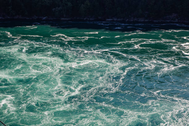 statek turystyczny w niagara falls w letni dzień, kanada - bridal veil falls niagara zdjęcia i obrazy z banku zdjęć