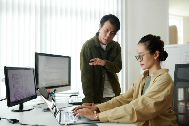 istock Team Leader Giving Advice 1637254578
