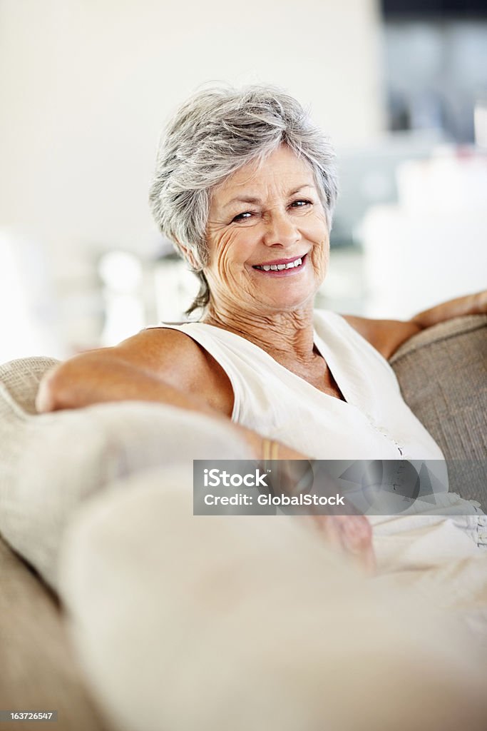 Velha mulher relaxar em casa - Royalty-free Aconchegante Foto de stock
