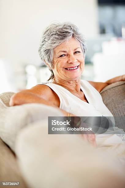 Velha Mulher Relaxar Em Casa - Fotografias de stock e mais imagens de Aconchegante - Aconchegante, Adulto, Adulto maduro