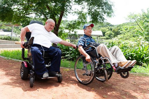 The daily life of individuals who use wheelchairs and their friends is filled with interaction, support, and the creation of wonderful moments together. Friends share companionship, joy, and build deep emotional connections.