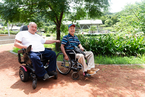 The daily life of individuals who use wheelchairs and their friends is filled with interaction, support, and the creation of wonderful moments together. Friends face challenges together in selfless companionship, share joys, and build deep emotional connections.
