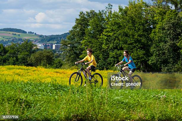 Photo libre de droit de Fille Et Garçon Déquitation Vélos banque d'images et plus d'images libres de droit de 14-15 ans - 14-15 ans, 16-17 ans, Activité