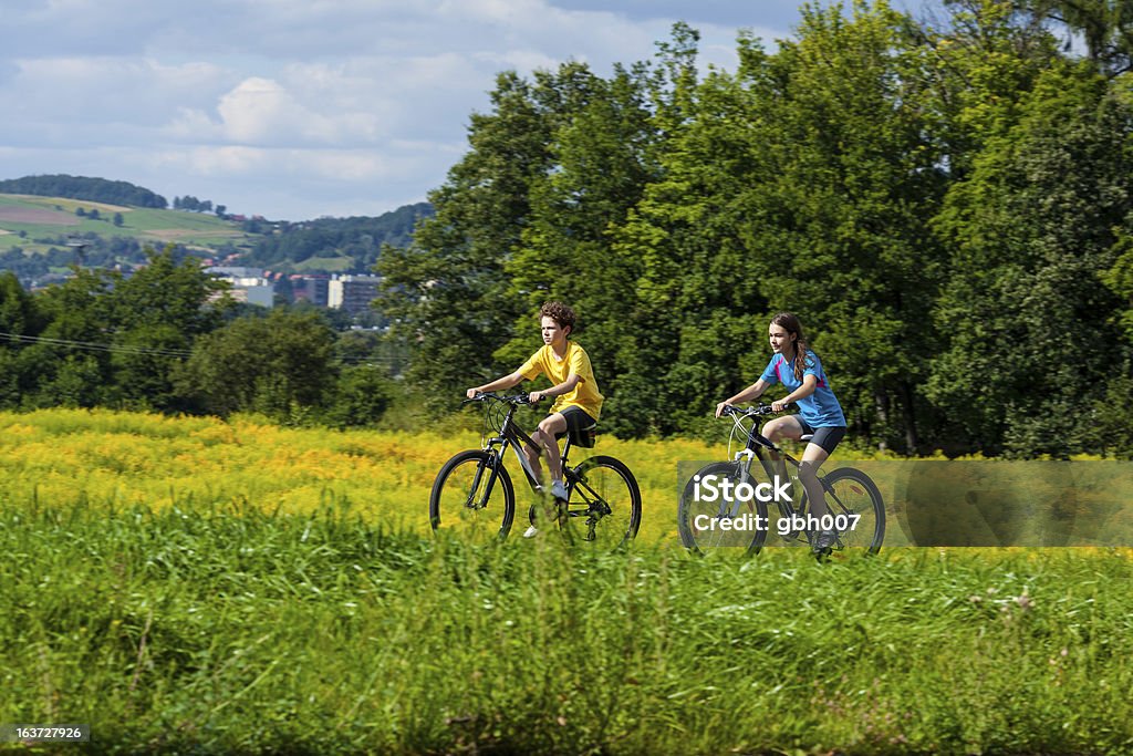 Menina e Menino Equitação Bicicletas - Royalty-free 14-15 Anos Foto de stock