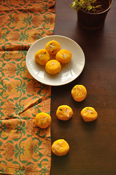 индийский сладости площадью более традиционной ткани с принтом - indian ethnicity india printed cloth dry fruits стоковые фото и изображения
