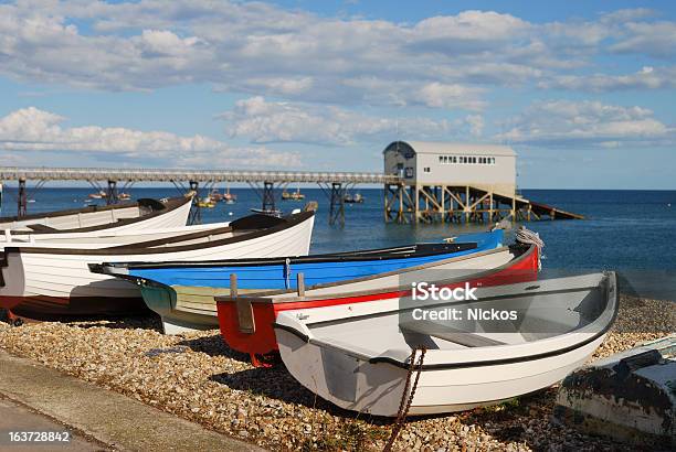 Praia Em Selsey West Sussex Inglaterra - Fotografias de stock e mais imagens de Anda - Anda, Ao Ar Livre, Barco Salva-vidas