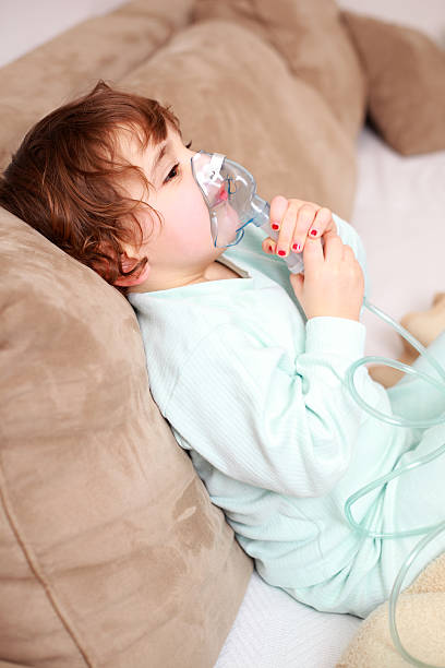 niña con máscara respire - tubing child oxygen mask medical oxygen equipment fotografías e imágenes de stock