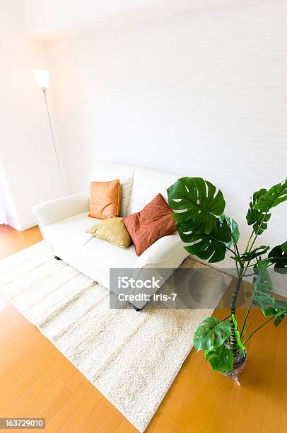 Sala De Estar Del Apartamento Foto de stock y más banco de imágenes de Alfombrilla - Alfombrilla, Alféizar, Cojín