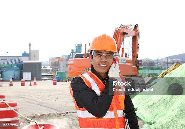 Trabalhador Da Construção Civil De Comunicação Com Telefone Móvel - Fotografias de stock e mais imagens de Escavadora Mecânica