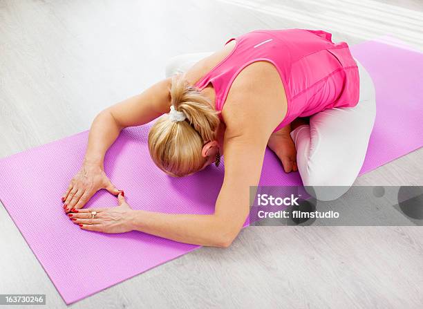 Praticare Yoga - Fotografie stock e altre immagini di Adulto - Adulto, Adulto in età matura, Ambientazione interna