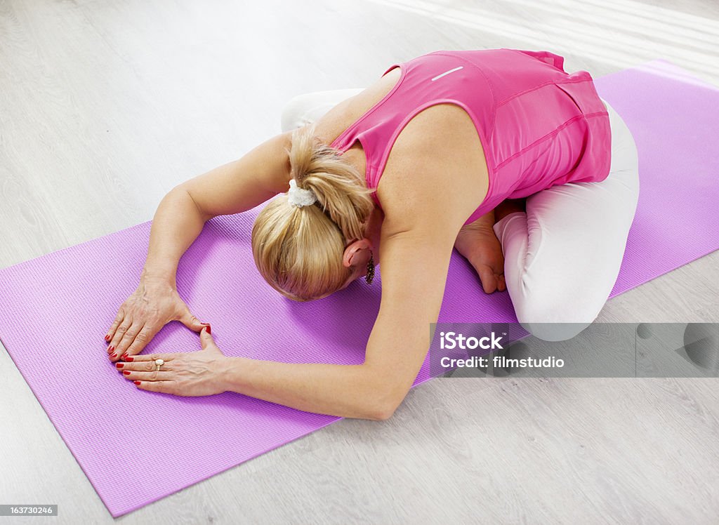 Praticando ioga - Foto de stock de 50 Anos royalty-free