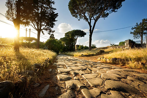 la vía apia en roma - ancient rome fotos fotografías e imágenes de stock