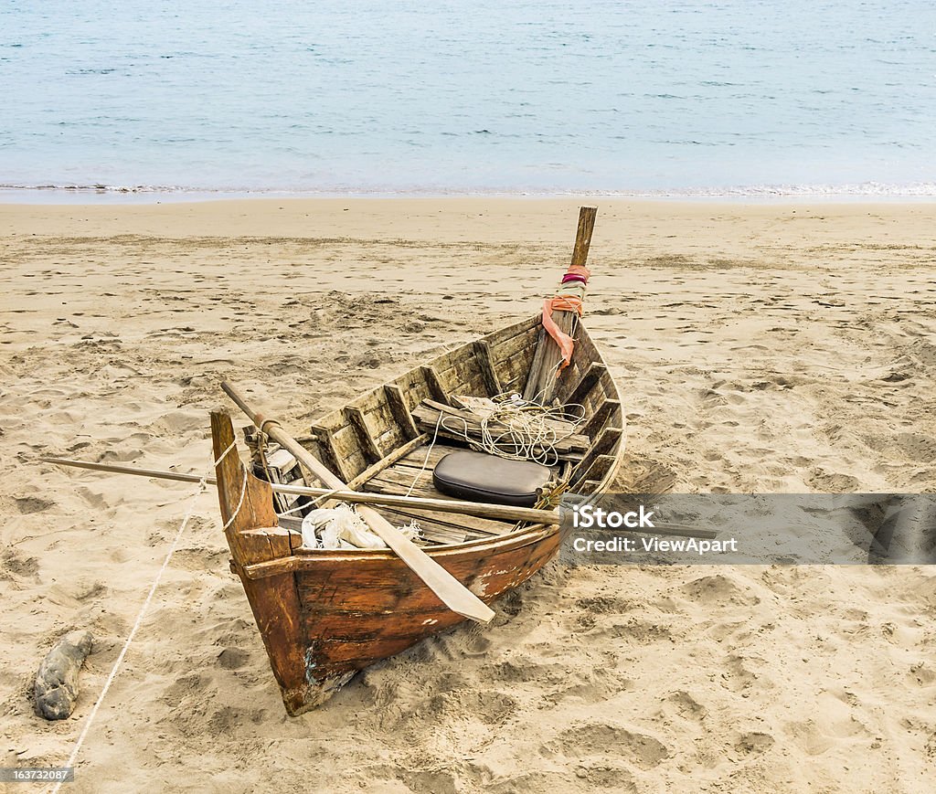 Perder velho barco de pesca-estilo asiático - Foto de stock de Abandonado royalty-free